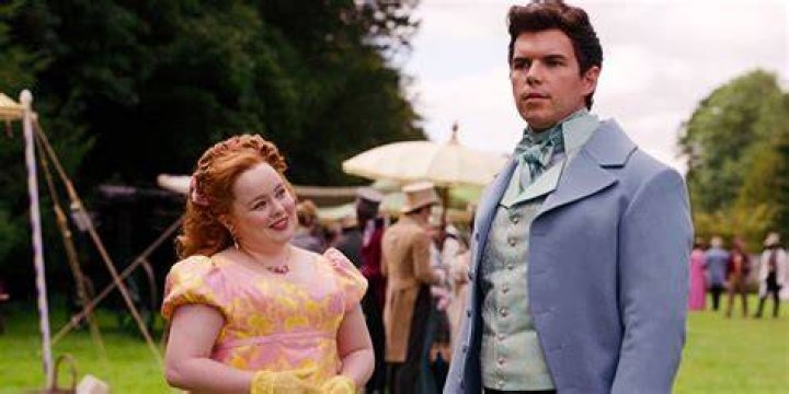 Bridgerton How Does Penelope Hide She's Lady Whistledown? POPSUGAR