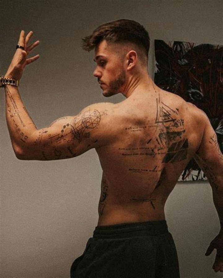 How many tattoos does Chad Kroeger have? Where does Chad Krueger live