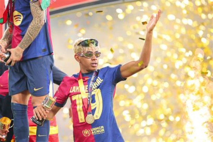 Lamine Yamal's father spotted holding Barca scarf at Villarreal game