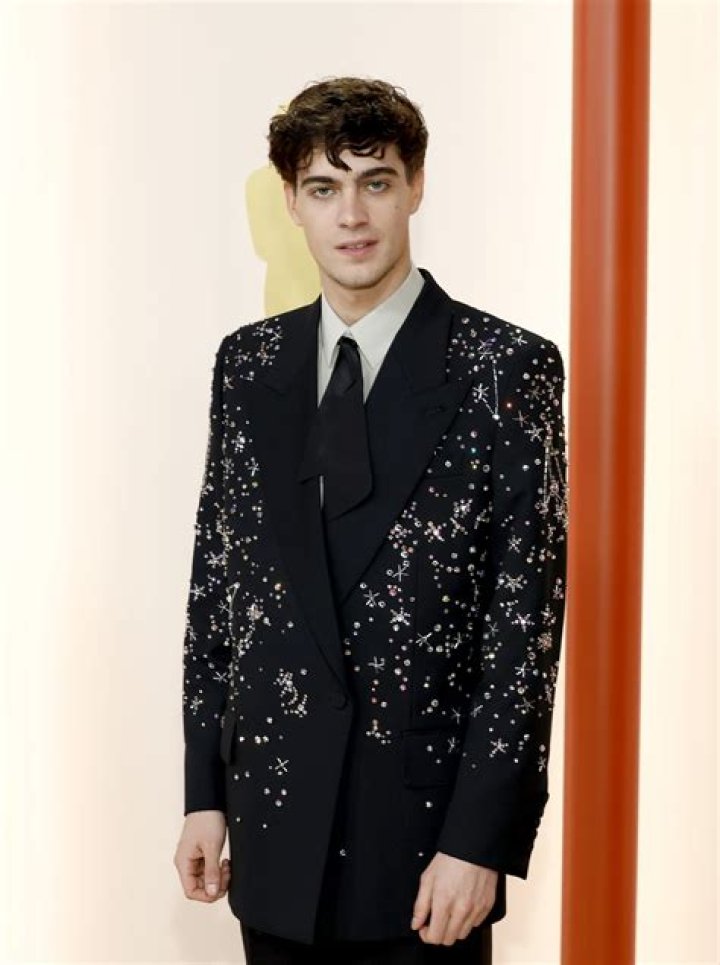 Lorenzo Zurzolo's Height In Feet: A Comprehensive Guide