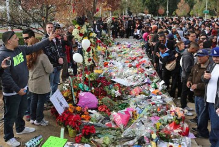 Paul Walker memorial draws thousands to crash site