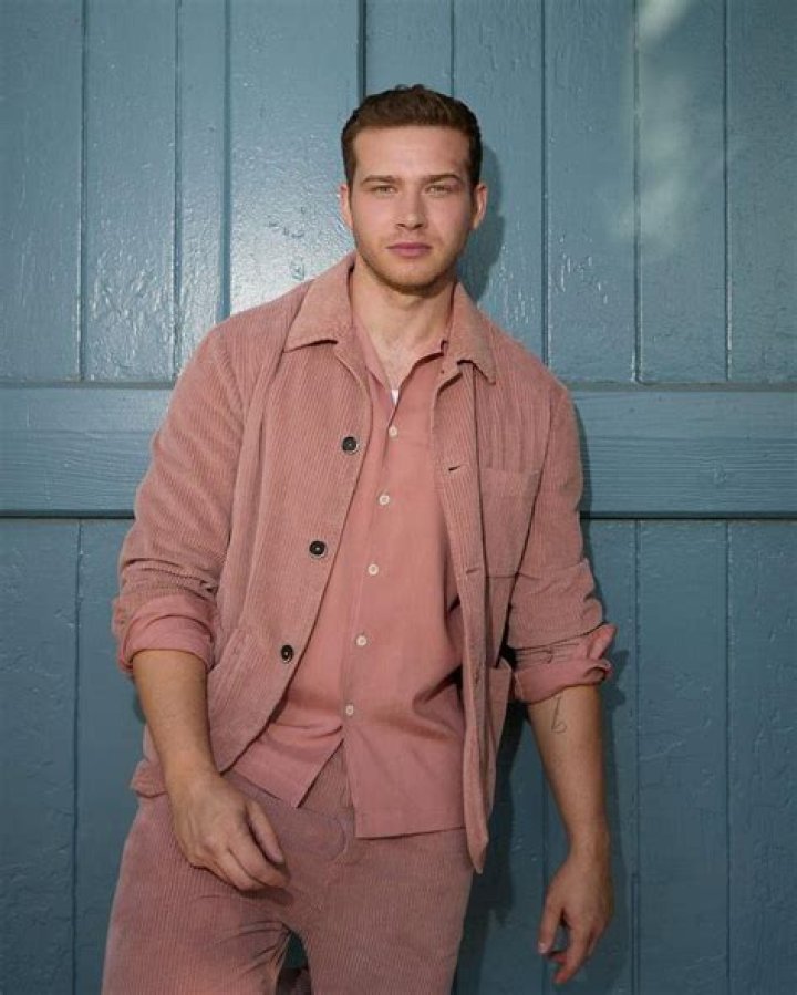 The Mesmerizing Gaze Of Oliver Stark: A Guide To His Enchanting Eyes